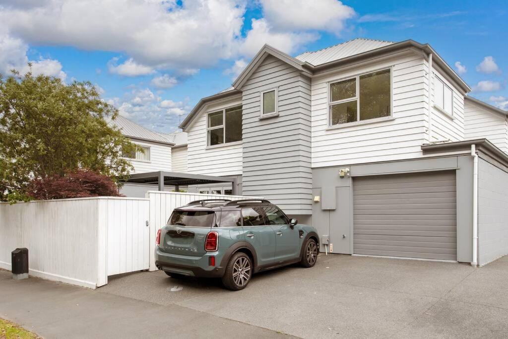 Convenient Urban Townhouse 2 Carparks Available *